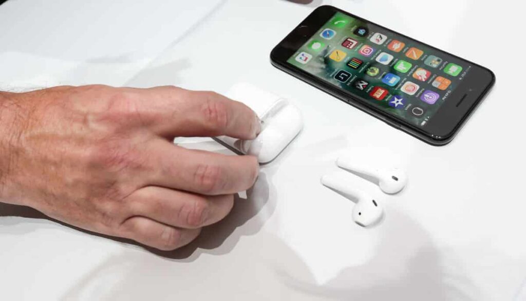 Reconnecter des AirPods avec un iPhone pour résoudre un problème de connexion
