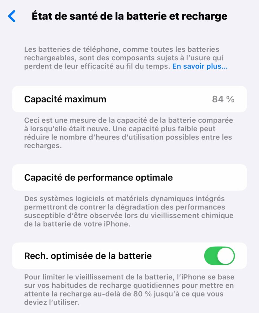 Capture d’écran affichant l’état de santé de la batterie d’un iPhone avec une capacité à 84 %.