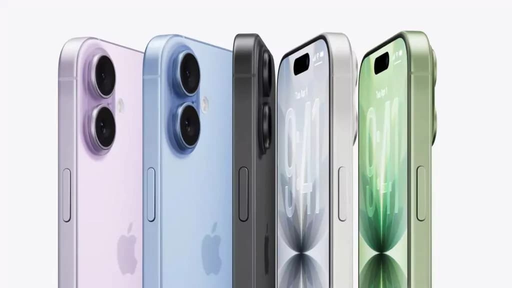 Plusieurs iPhone 17 alignés de face affichant l’écran Super Retina XDR