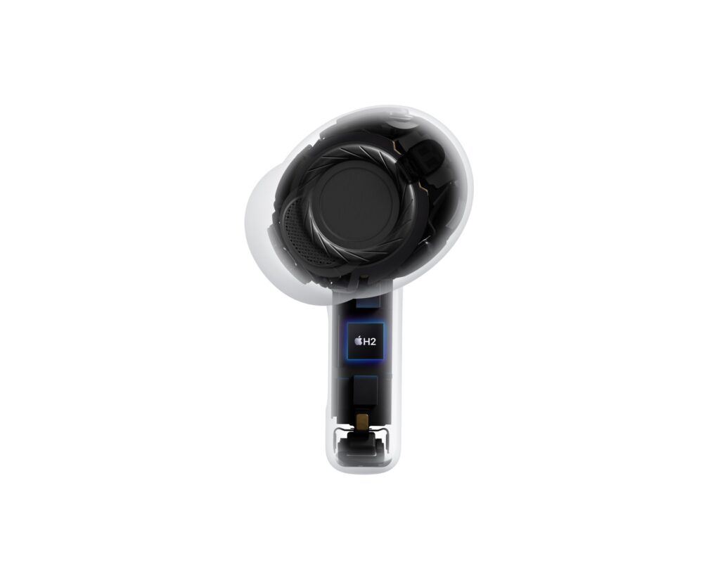 Photo d’un AirPods Pro 3 mettant en évidence la puce H2 optimisée, responsable de la qualité sonore, de l’audio spatial et de l’autonomie prolongée.
