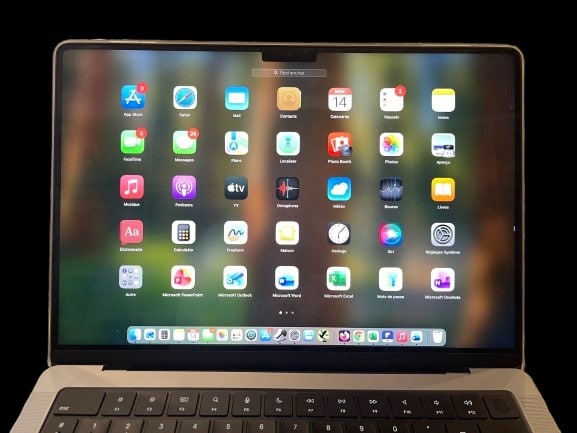 Capture d’écran d’un MacBook Pro avec Launchpad ouvert, illustrant une réinstallation propre de macOS après un kernel panic