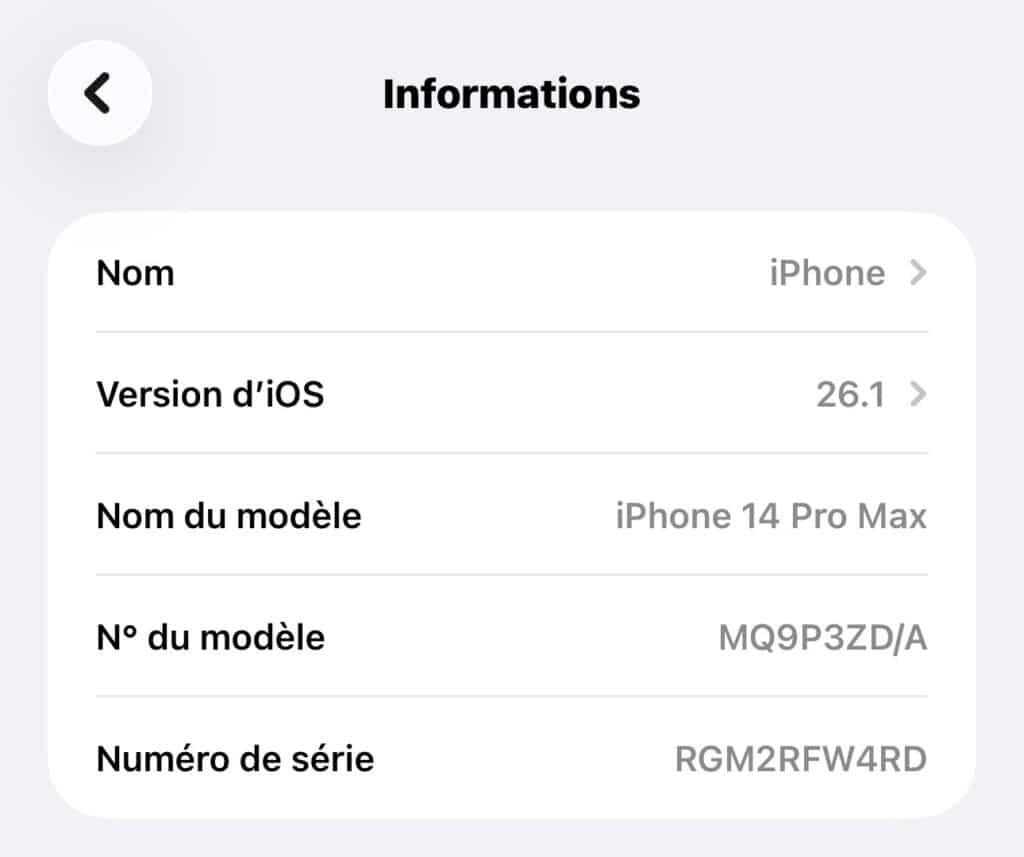 Capture d’écran affichant le numéro de série d’un iPhone dans les réglages, utile pour vérifier la fiabilité et l’origine d’un iPhone reconditionné.