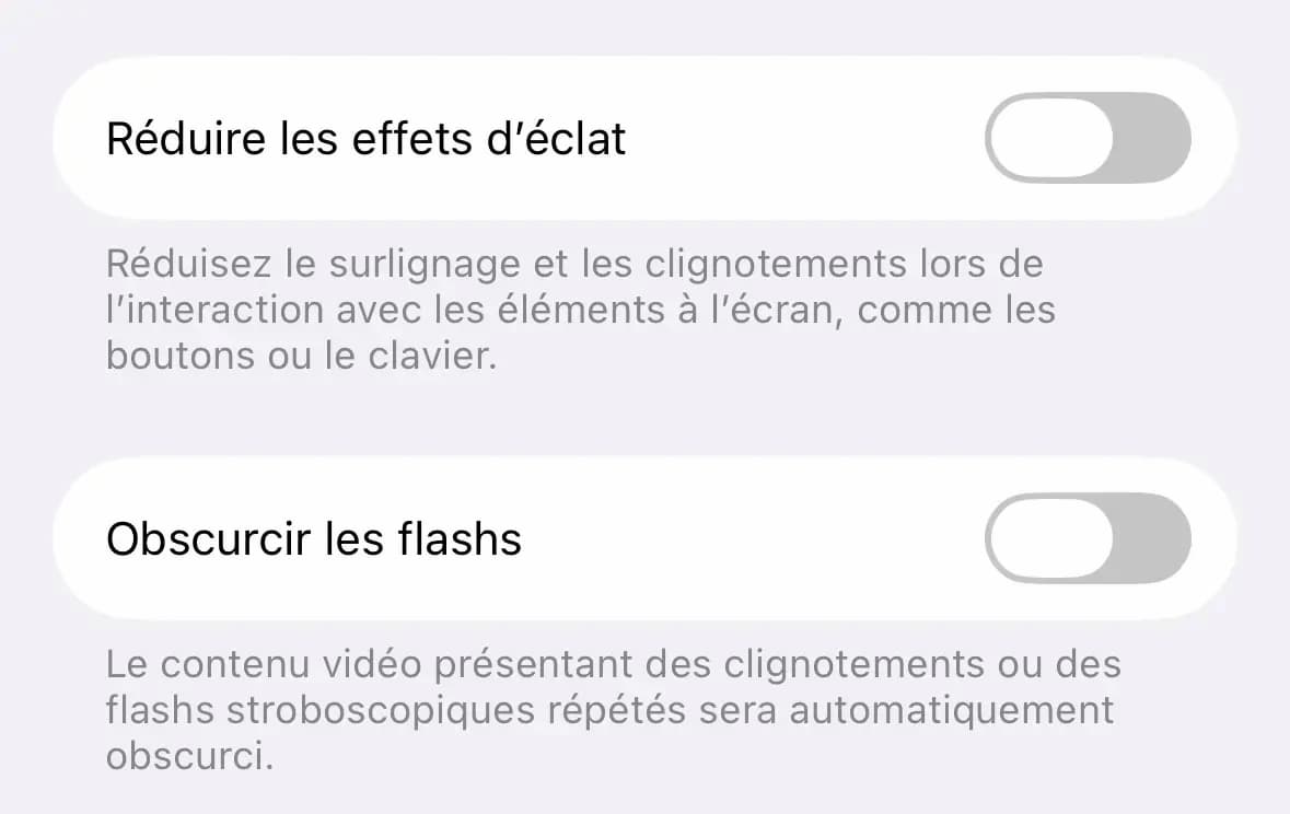 Réglages iOS 26.4 sur iPhone affichant les options Réduire les effets d'éclat et Obscurcir les flashs dans le menu Accessibilité