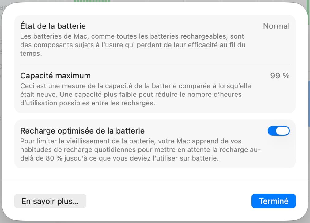 Capture d'écran macOS affichant l'état de la batterie Normal, la capacité maximum à 99% et la recharge optimisée activée sur MacBook